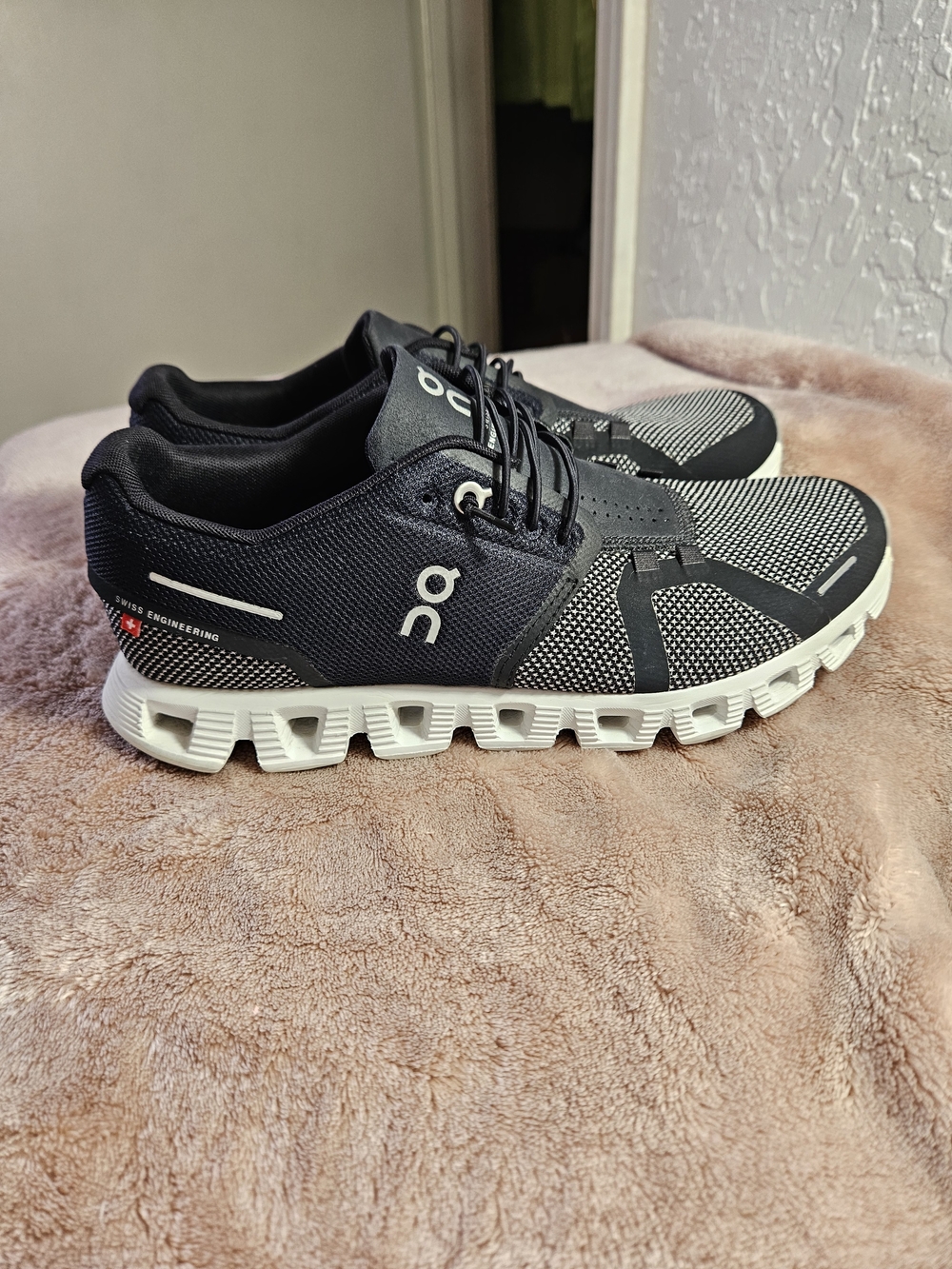 On Cloud 5 Women's-Size 8.5 US, Running  Cloudrunner Black/White